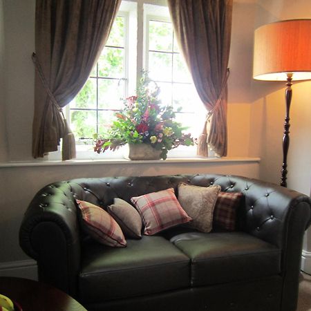 The Three Crowns Hotell Chagford Exteriör bild A leather sofa