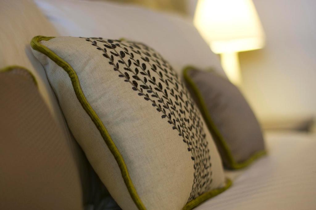 The Three Crowns Hotell Chagford Exteriör bild A throw pillow