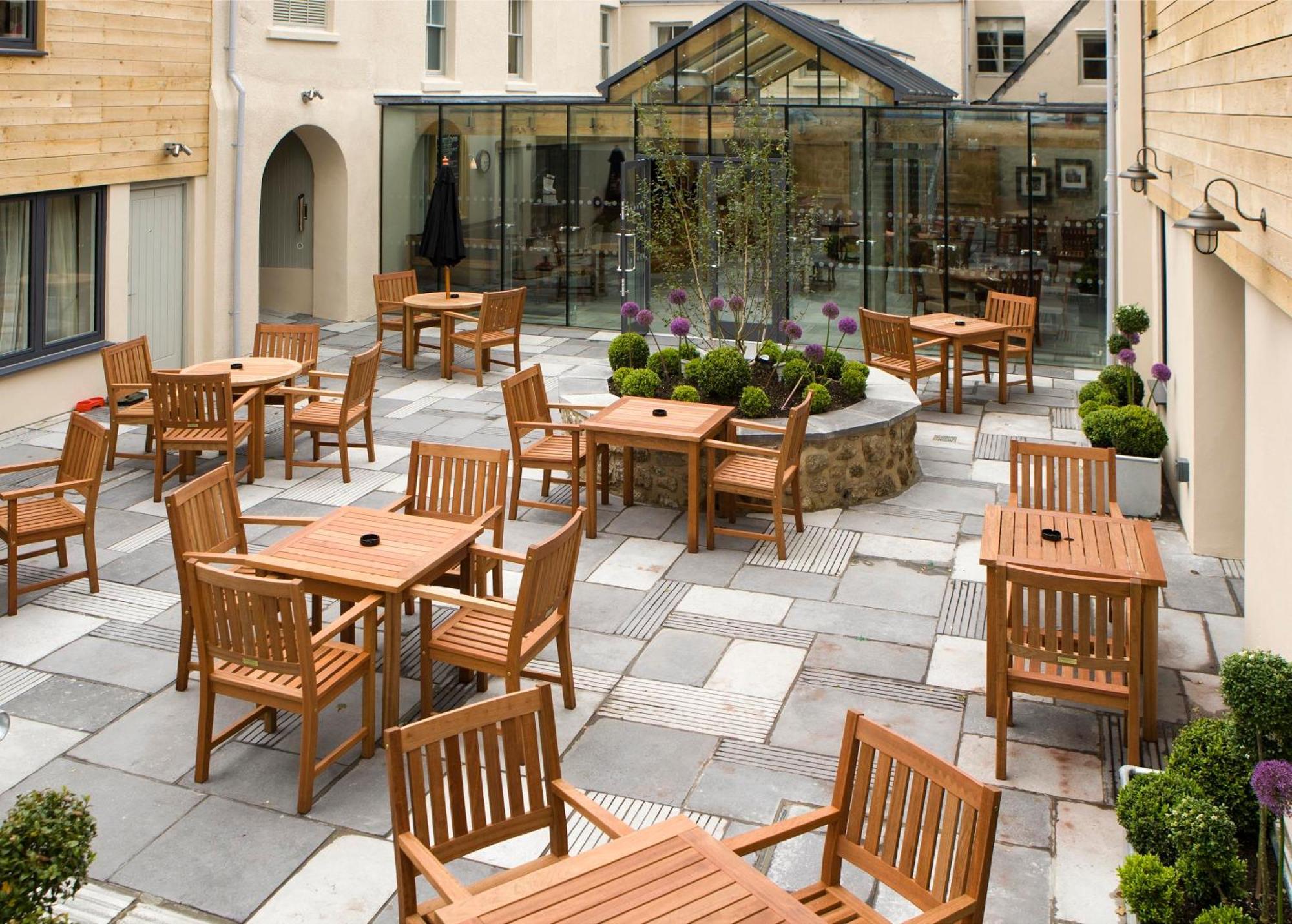 The Three Crowns Hotell Chagford Exteriör bild The courtyard at the hotel