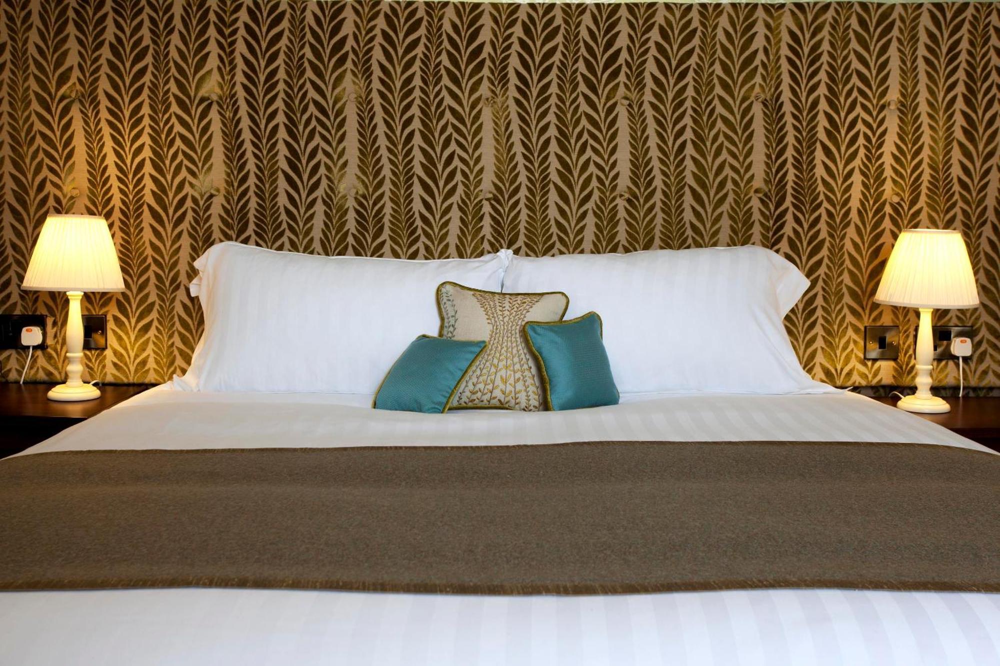 The Three Crowns Hotell Chagford Exteriör bild A bed with a headboard
