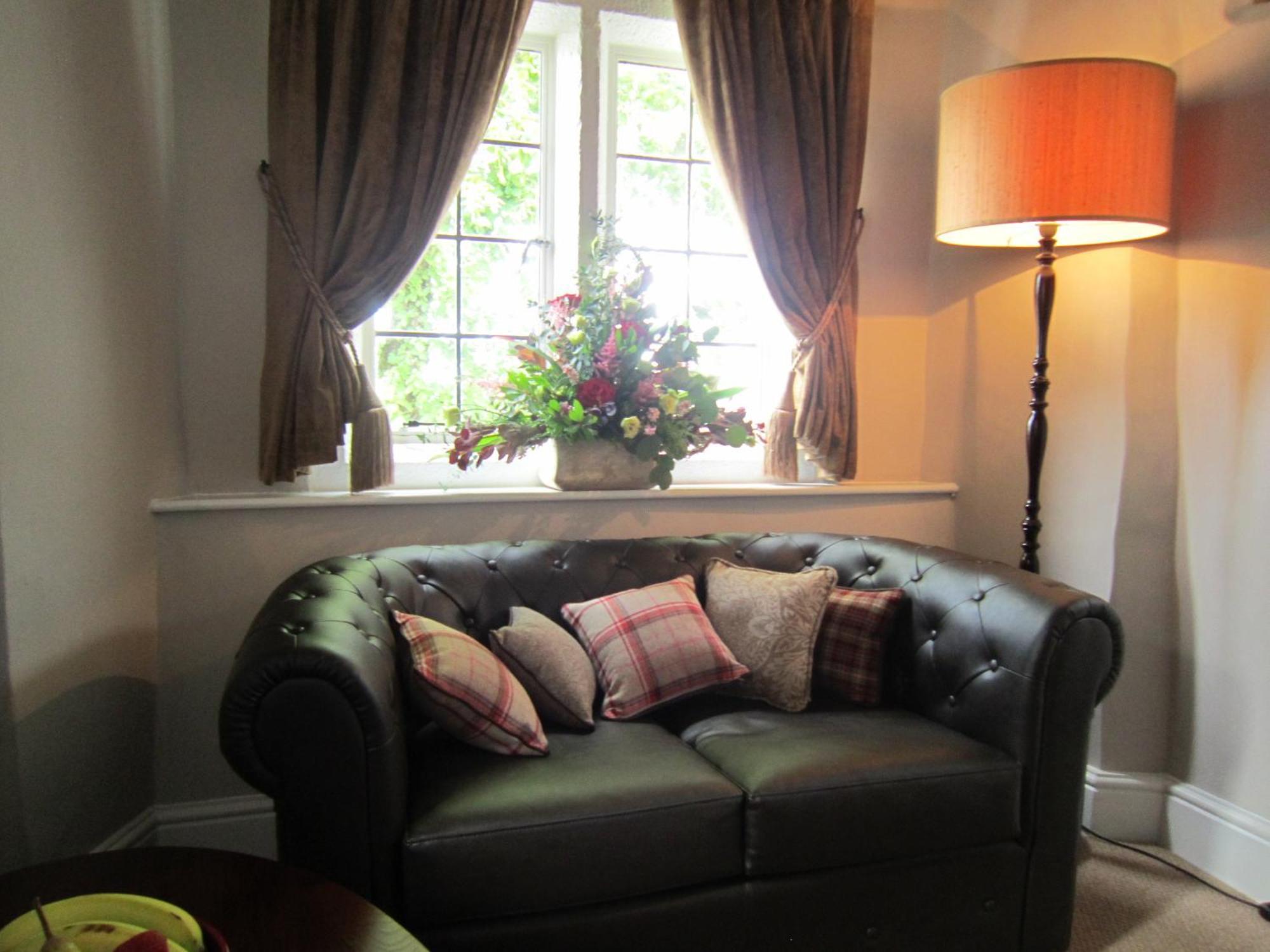 The Three Crowns Hotell Chagford Exteriör bild A leather sofa