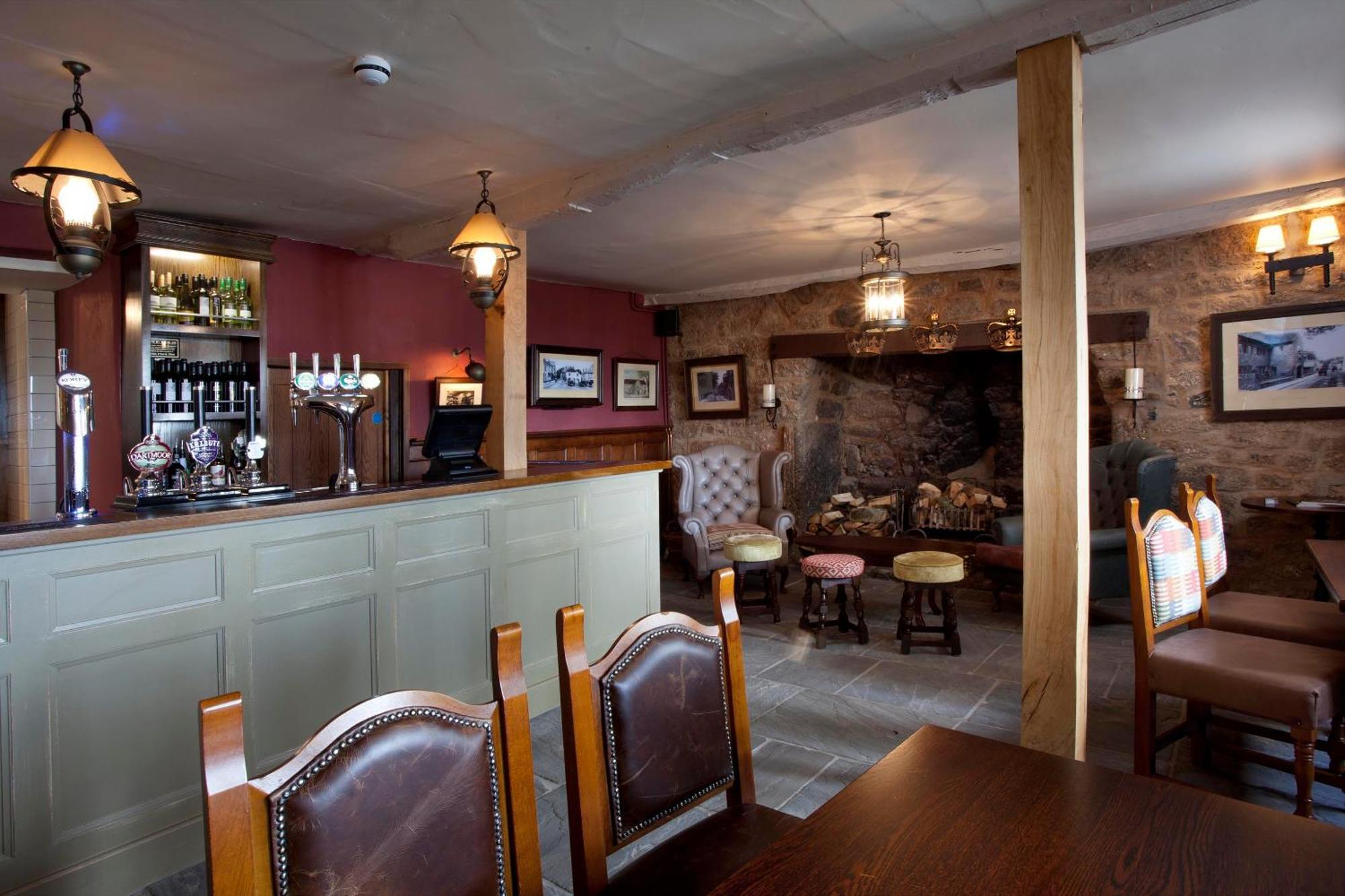 The Three Crowns Hotell Chagford Exteriör bild The interior of the pub