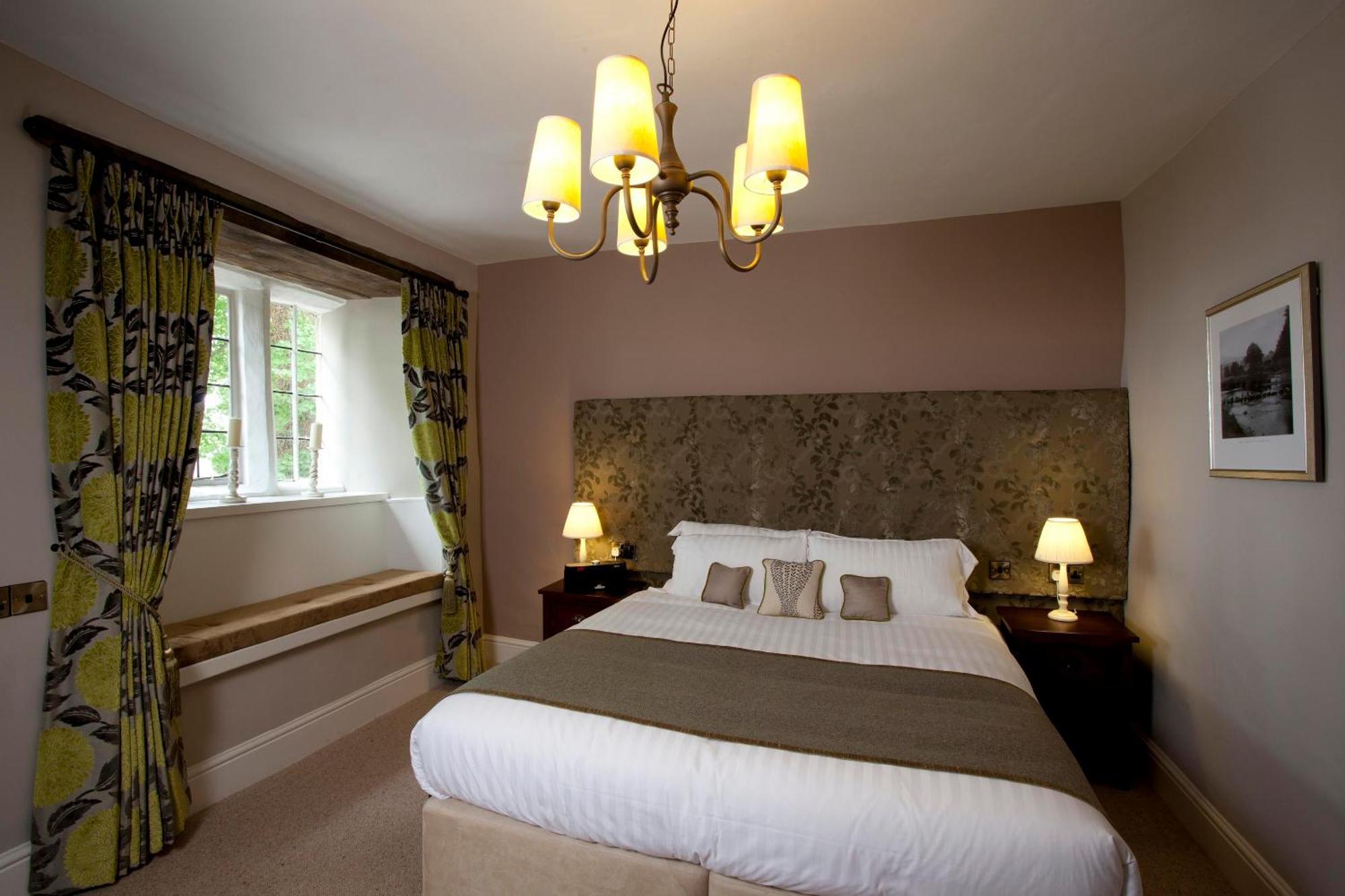 The Three Crowns Hotell Chagford Exteriör bild A bedroom at The Old parsonage