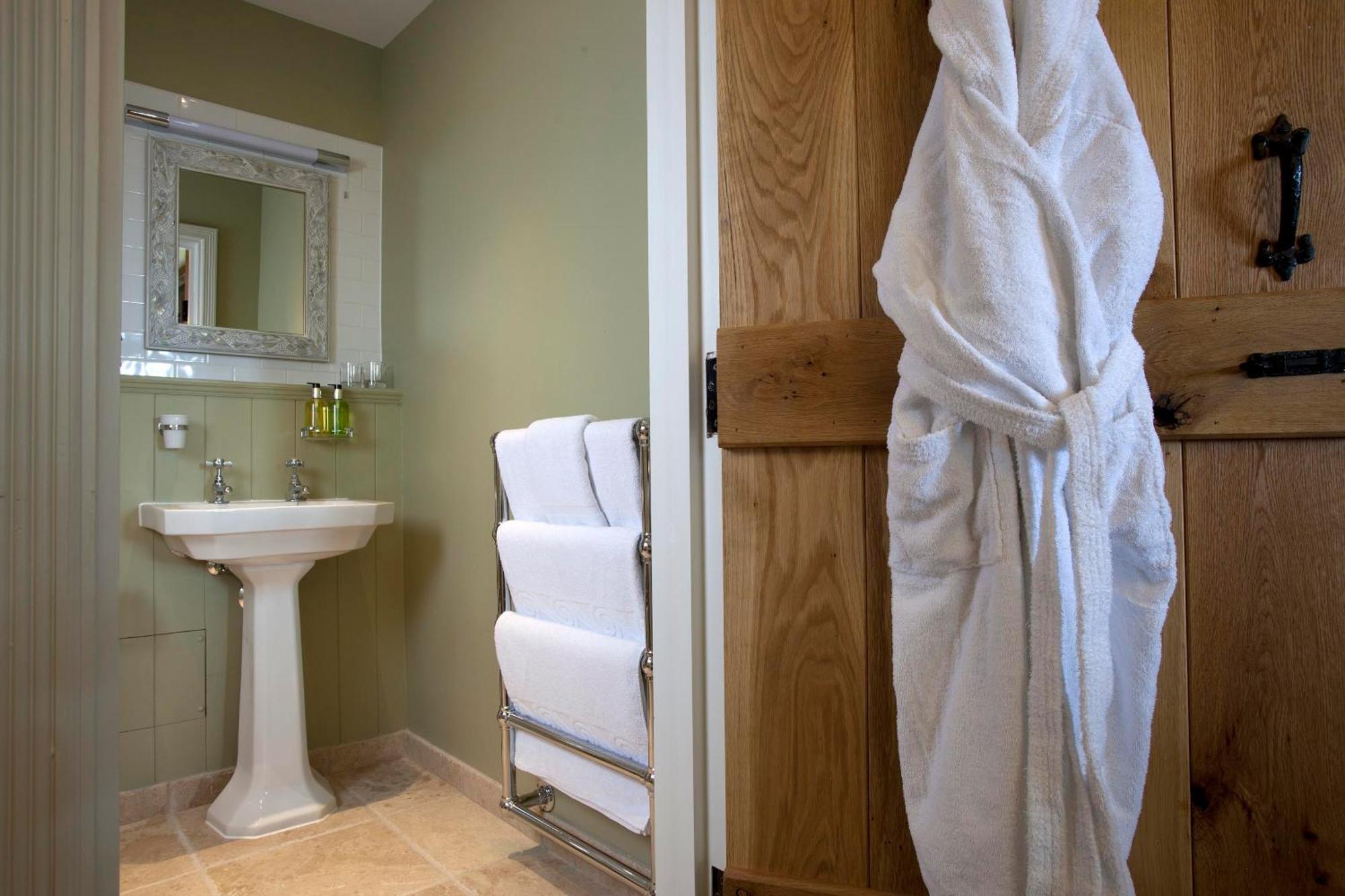 The Three Crowns Hotell Chagford Exteriör bild A bathrobe hanging on a door