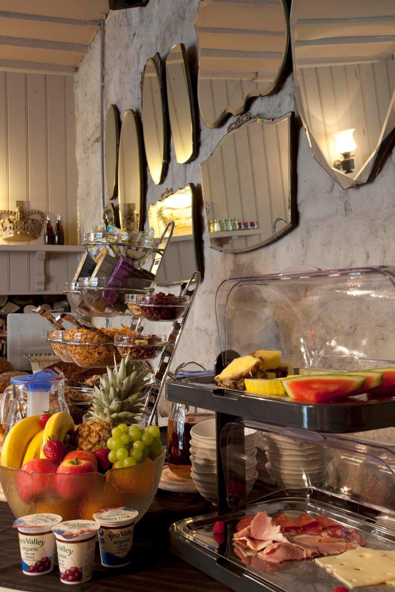 The Three Crowns Hotell Chagford Exteriör bild A buffet at a hotel