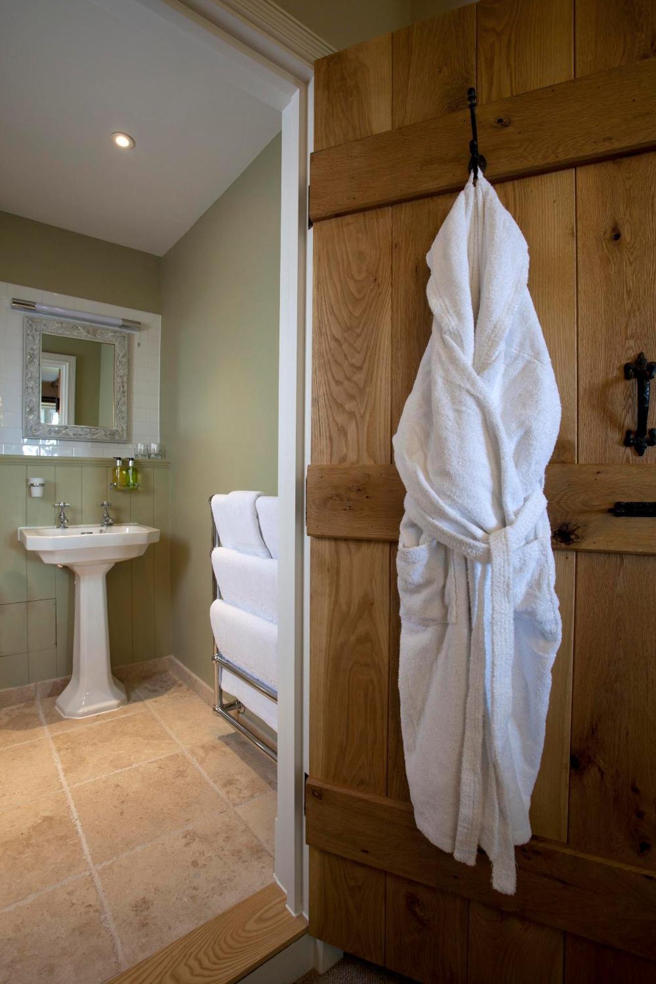The Three Crowns Hotell Chagford Exteriör bild A bathrobe hanging on a door