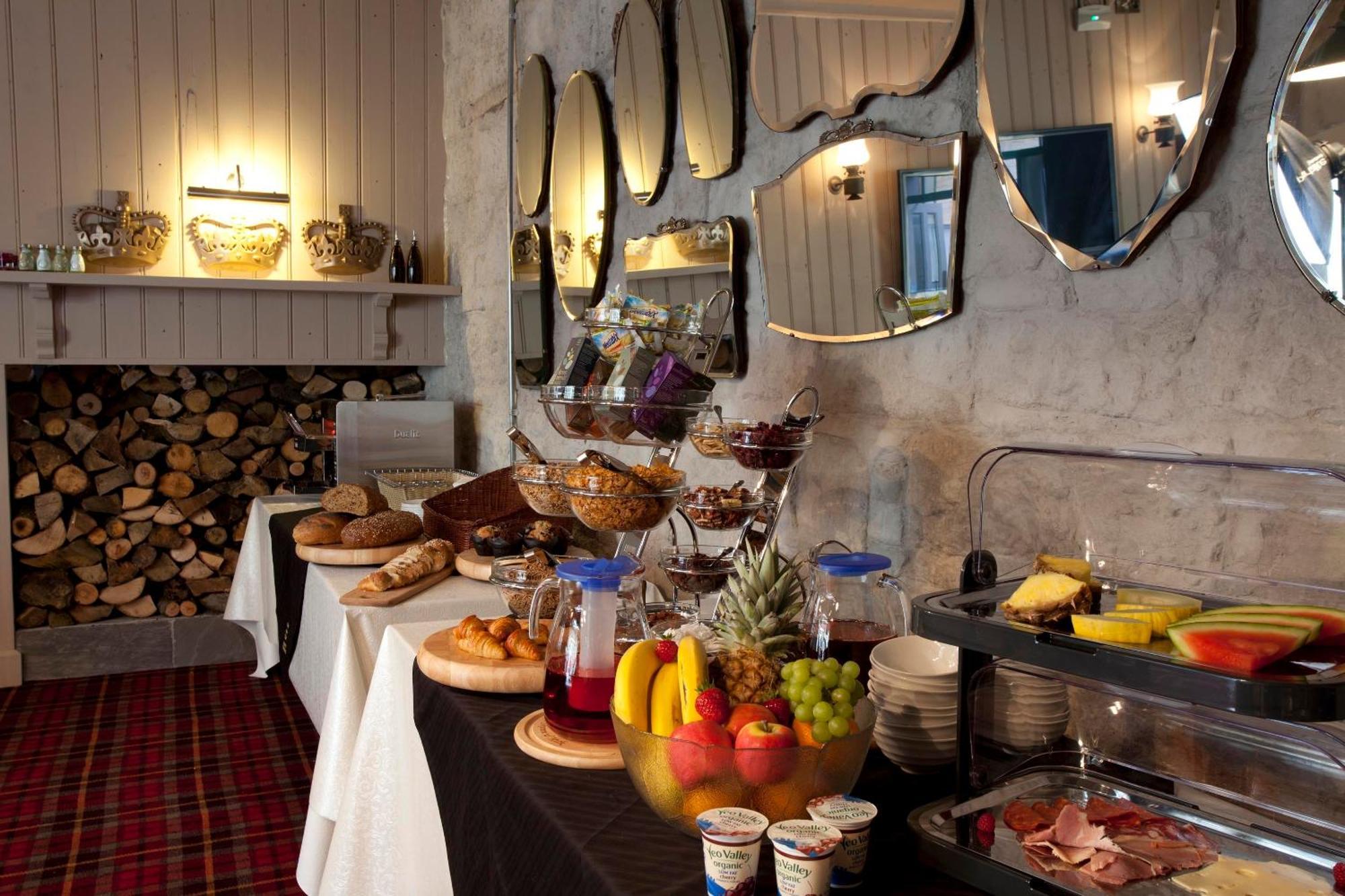 The Three Crowns Hotell Chagford Exteriör bild Breakfast buffet at the hotel