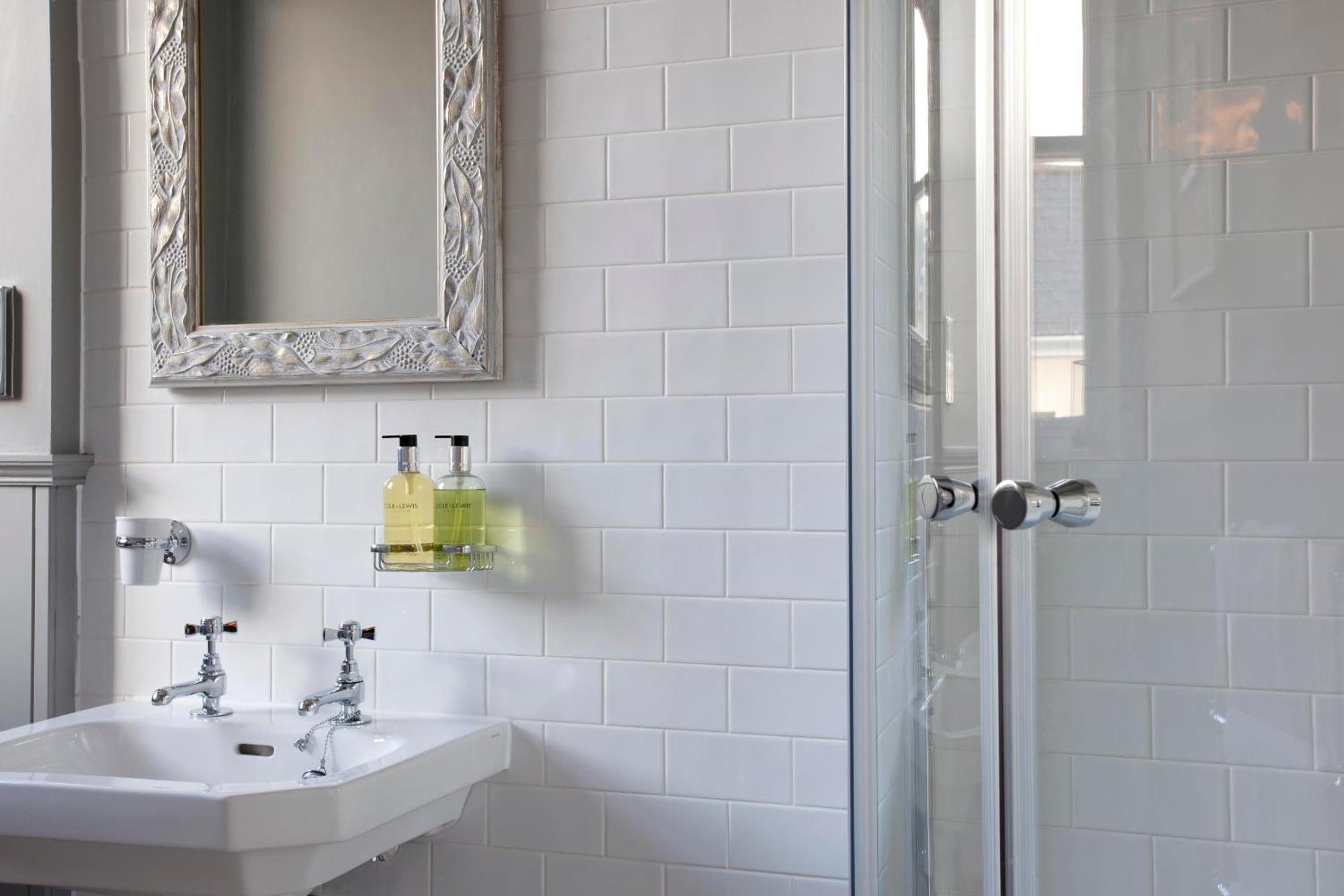 The Three Crowns Hotell Chagford Exteriör bild A shower enclosure