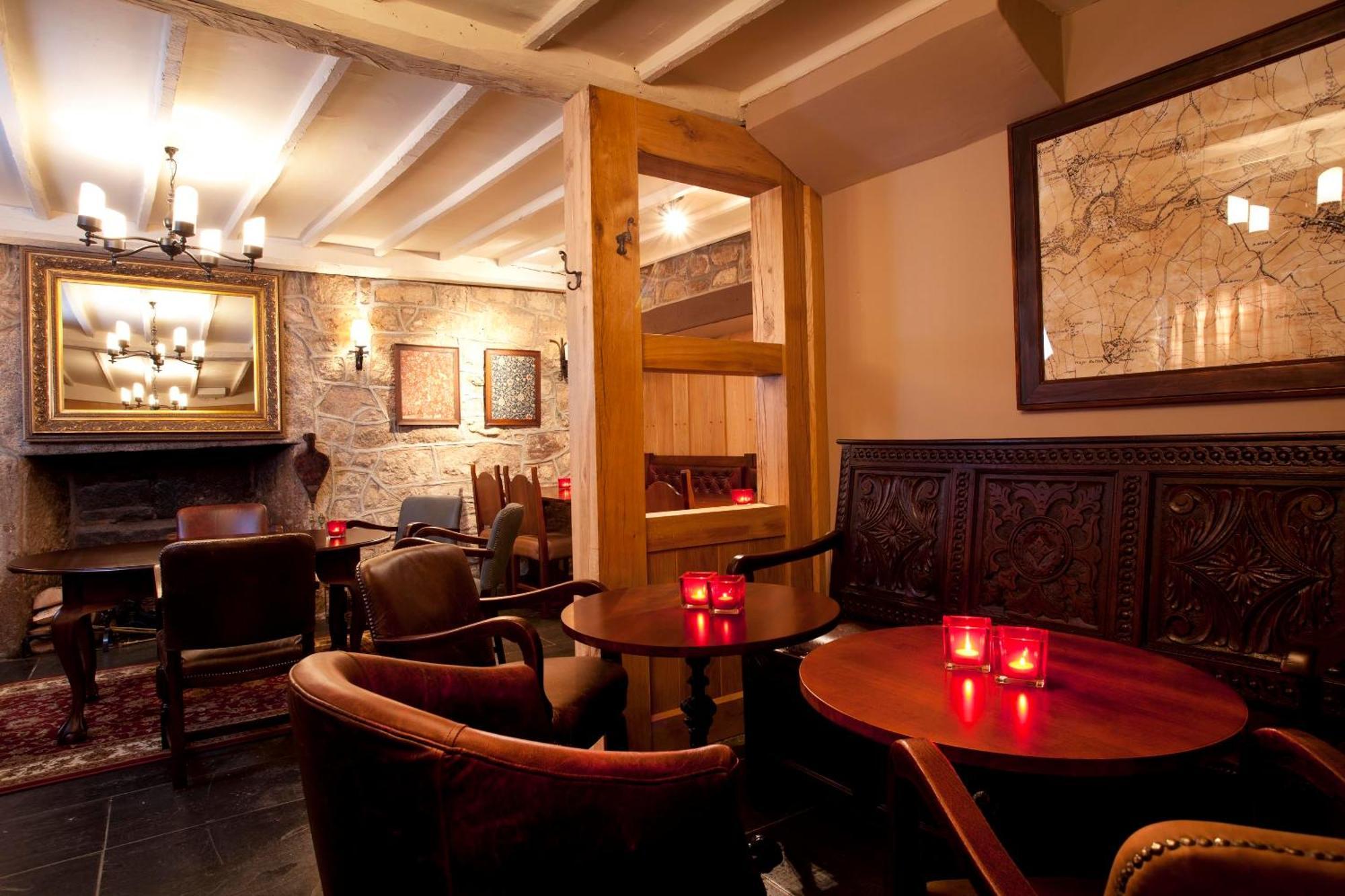 The Three Crowns Hotell Chagford Exteriör bild The interior of the pub
