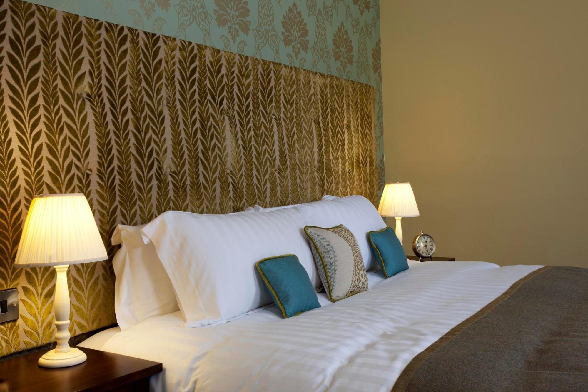 The Three Crowns Hotell Chagford Exteriör bild A bedroom at the hotel