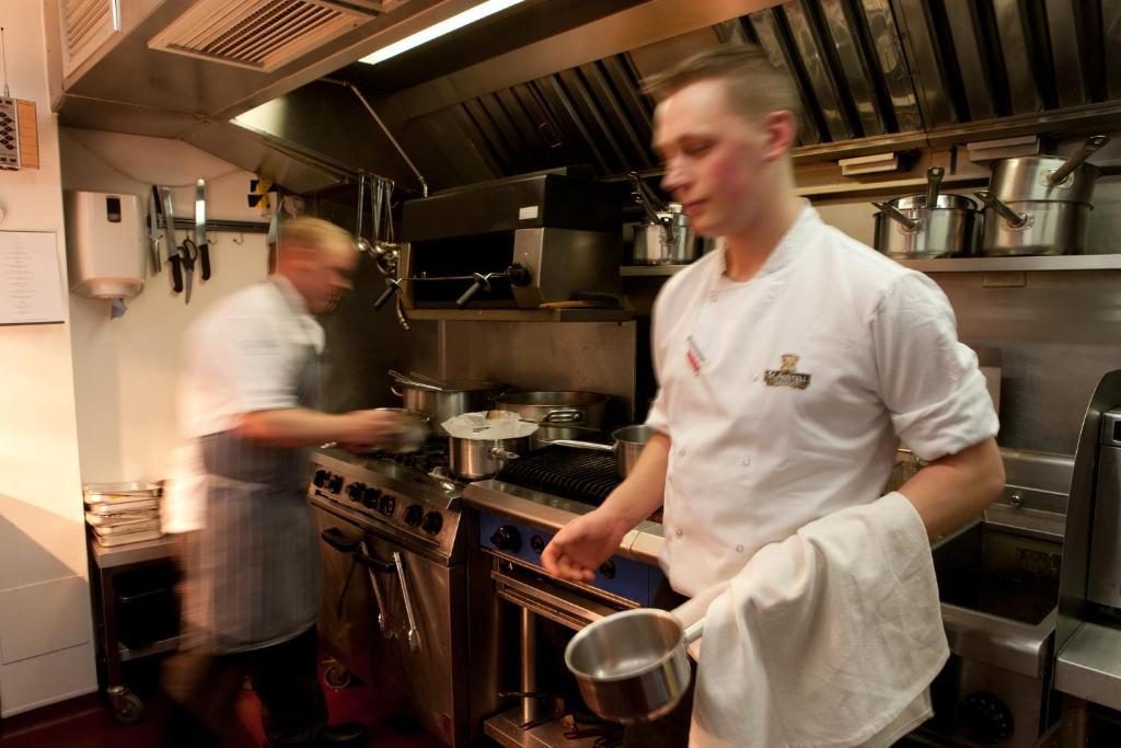The Three Crowns Hotell Chagford Exteriör bild A sous chef in a restaurant kitchen