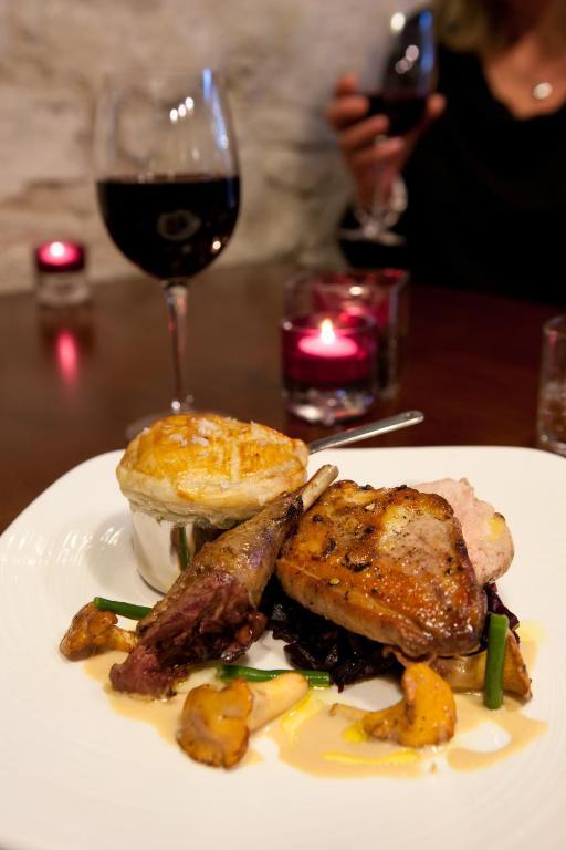 The Three Crowns Hotell Chagford Exteriör bild A chicken and bacon pie with a glass of red wine