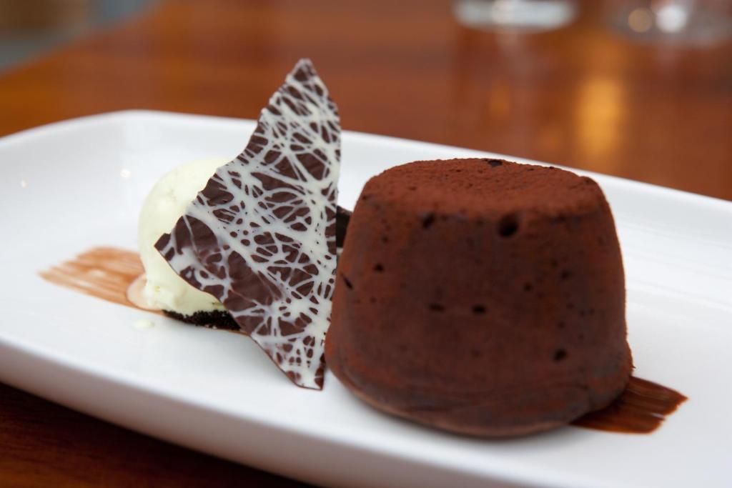 The Three Crowns Hotell Chagford Exteriör bild Chocolate pudding