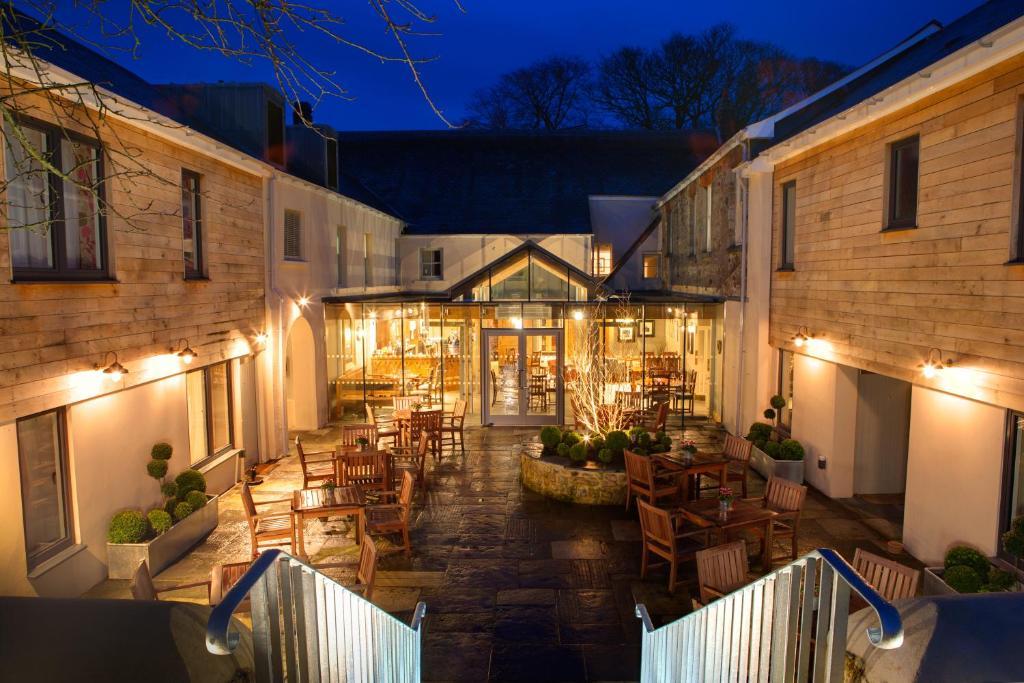 The Three Crowns Hotell Chagford Exteriör bild The Old Mill at night