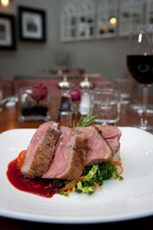 The Three Crowns Hotell Chagford Exteriör bild A steak prepared medium