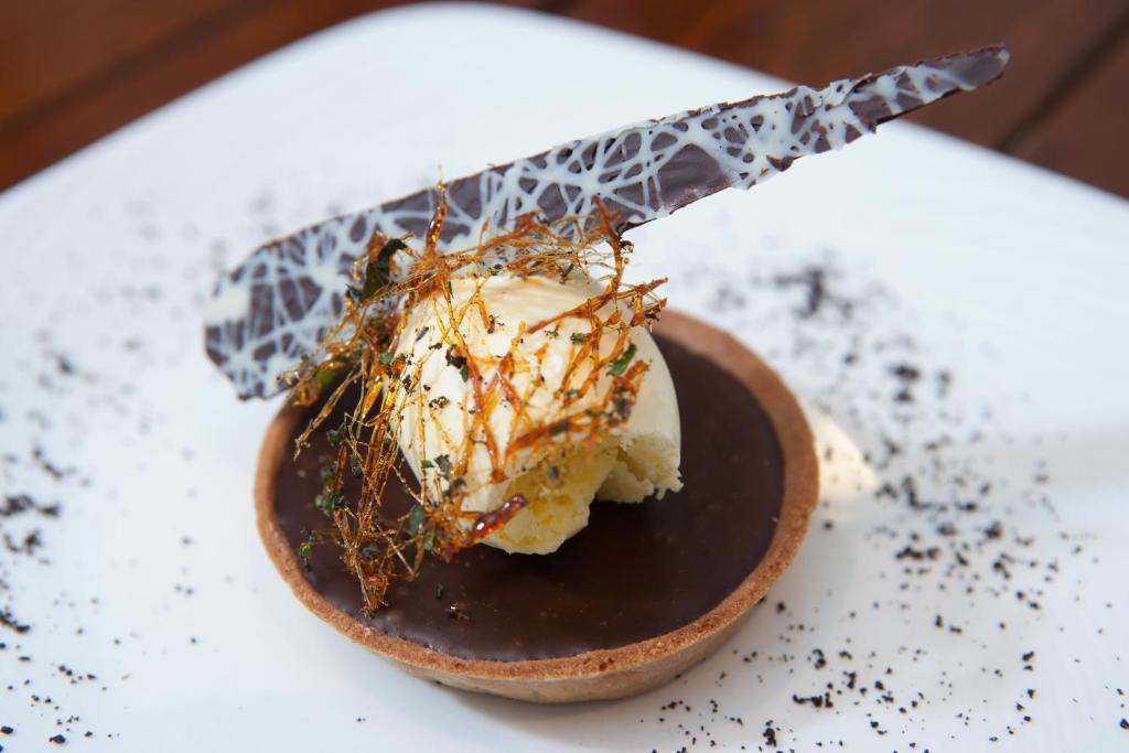 The Three Crowns Hotell Chagford Exteriör bild A chocolate dessert