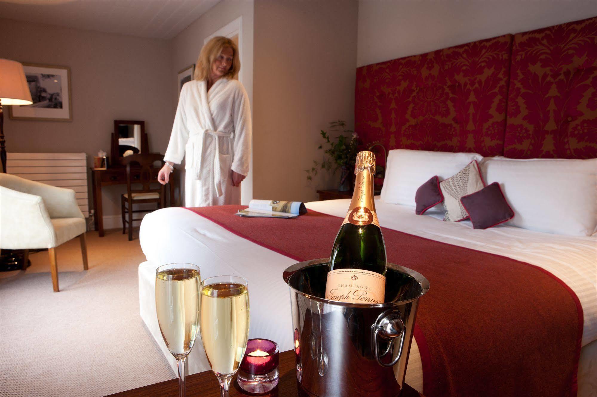 The Three Crowns Hotell Chagford Exteriör bild A guest in a hotel room