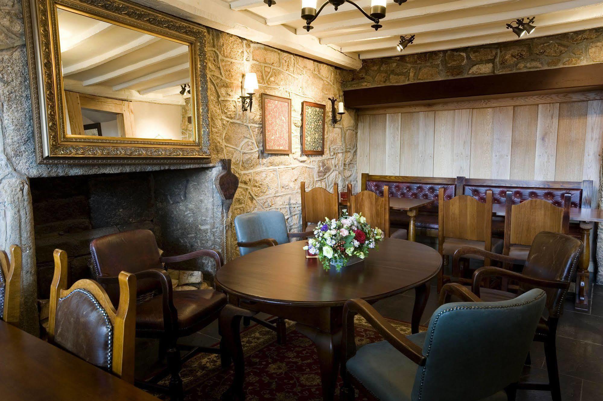The Three Crowns Hotell Chagford Exteriör bild The interior of the restaurant